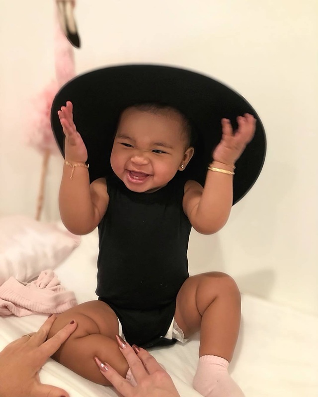 Khloe Kardashian sành điệu bế con ra phố - 8 Khloe Kardashian sành điệu bế con ra phố - 8