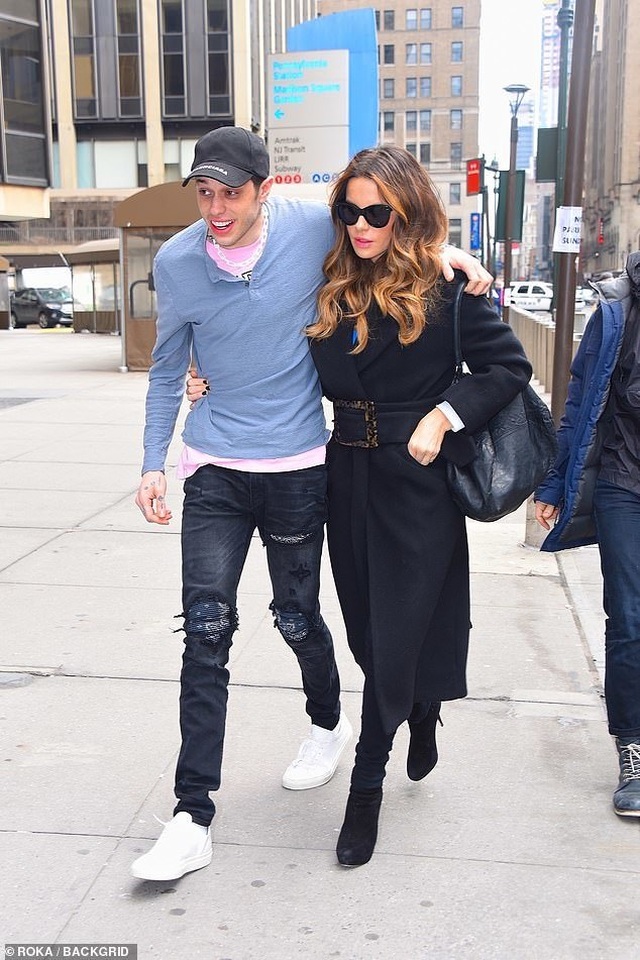 Kate Beckinsale nắm tay bạn trai kém 20 tuổi ra phố - 6 Kate Beckinsale nắm tay bạn trai kém 20 tuổi ra phố - 6