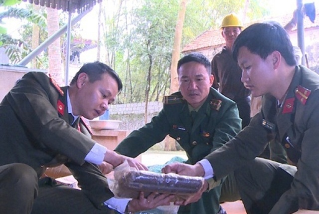 Phát hiện phụ nữ tàng trữ hơn 1,5 tạ thuốc nổ - 1 Phát hiện phụ nữ tàng trữ hơn 1,5 tạ thuốc nổ - 1