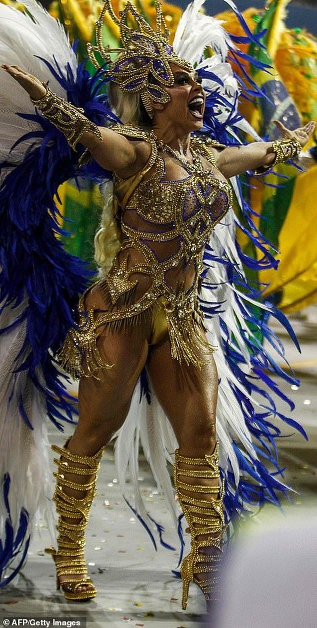 Vẻ đẹp khỏe khoắn “bốc lửa” của những vũ nữ Brazil - Ảnh minh hoạ 3