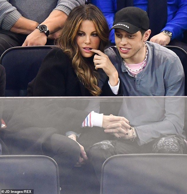 Kate Beckinsale hôn say đắm bạn trai kém 20 tuổi - 6 Kate Beckinsale hôn say đắm bạn trai kém 20 tuổi - 6