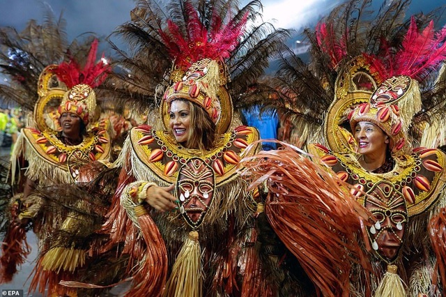 Vẻ đẹp khỏe khoắn “bốc lửa” của những vũ nữ Brazil - Ảnh minh hoạ 4