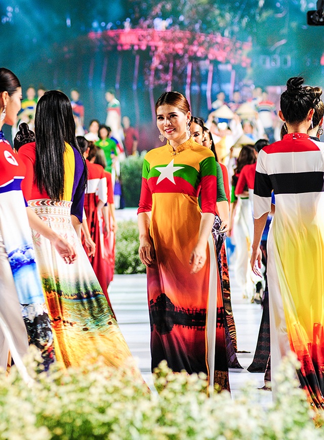 Duyên dáng những tà áo trong thành phố - 8 Duyên dáng những tà áo trong thành phố - 8