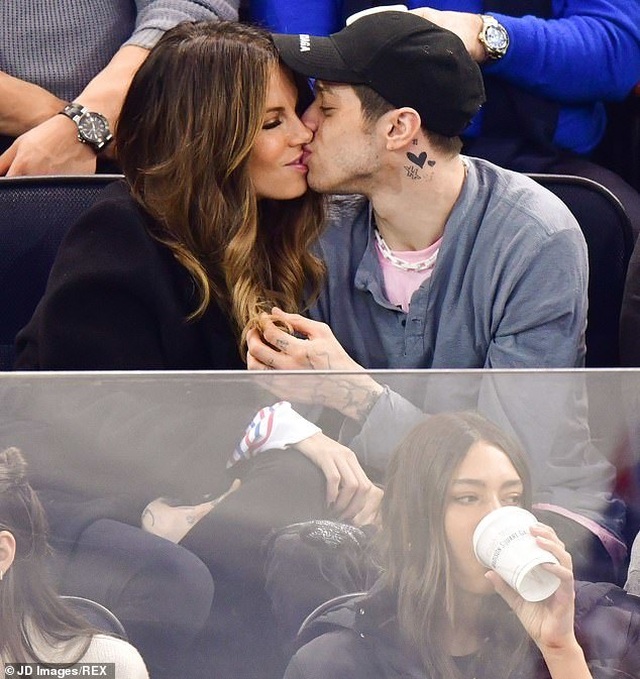Kate Beckinsale hôn say đắm bạn trai kém 20 tuổi - 2 Kate Beckinsale hôn say đắm bạn trai kém 20 tuổi - 2
