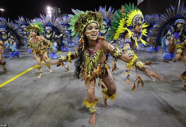 Vẻ đẹp khỏe khoắn “bốc lửa” của những vũ nữ Brazil - Ảnh minh hoạ 21