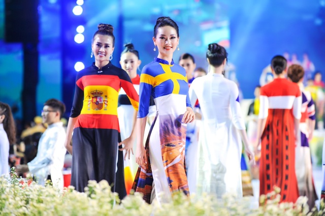 NTK Đỗ Trịnh Hoài Nam ghi dấu ấn với 99 áo dài Quốc kỳ - Ảnh minh hoạ 11