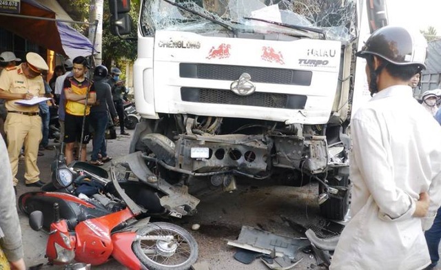 Xe tải gây nạn liên hoàn, 3 người nhập viện - 1 Xe tải gây nạn liên hoàn, 3 người nhập viện - 1