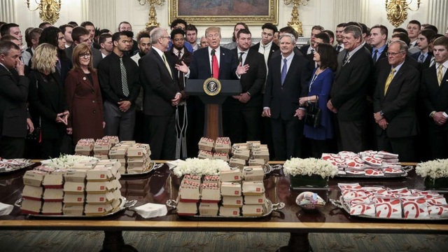 Ông Trump mở tiệc đồ ăn nhanh đãi khách Nhà Trắng
