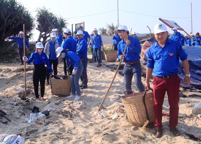 Bình Định: Công an, bộ đội, thanh niên, học sinh nhặt rác làm sạch biển - 2 Bình Định: Công an, bộ đội, thanh niên, học sinh nhặt rác làm sạch biển - 2