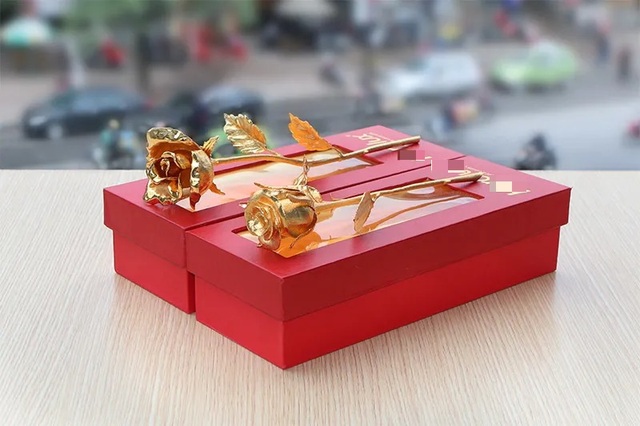 250 triệu đồng bông hồng vàng đính kim cương, đại gia chịu chơi tặng quà 8/3 - 4 250 triệu đồng bông hồng vàng đính kim cương, đại gia chịu chơi tặng quà 8/3 - 4