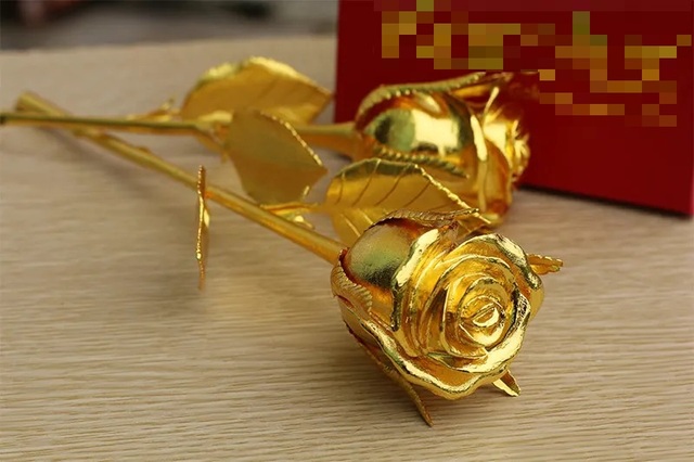 250 triệu đồng bông hồng vàng đính kim cương, đại gia chịu chơi tặng quà 8/3 - 3 250 triệu đồng bông hồng vàng đính kim cương, đại gia chịu chơi tặng quà 8/3 - 3