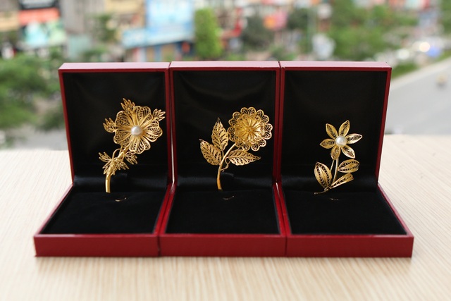 250 triệu đồng bông hồng vàng đính kim cương, đại gia chịu chơi tặng quà 8/3 - 8 250 triệu đồng bông hồng vàng đính kim cương, đại gia chịu chơi tặng quà 8/3 - 8