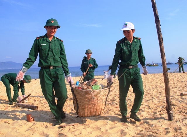 Bình Định: Công an, bộ đội, thanh niên, học sinh nhặt rác làm sạch biển - 4 Bình Định: Công an, bộ đội, thanh niên, học sinh nhặt rác làm sạch biển - 4