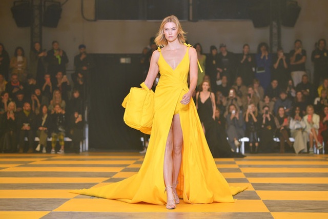 Karlie Kloss nổi bật tại tuần lễ thời trang Paris với chiều cao 1,88m  - 4