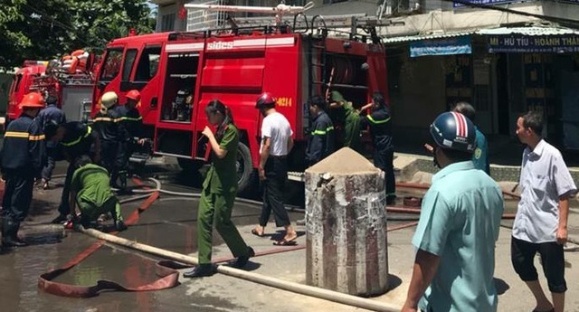 Cháy lớn trong chung cư, hàng chục người ôm tài sản tháo chạy - 3 Cháy lớn trong chung cư, hàng chục người ôm tài sản tháo chạy - 3