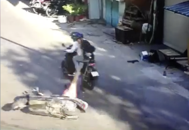 Nhóm cướp giật túi xách kéo ngã xe cô gái mang thai Nhóm cướp giật túi xách kéo ngã xe cô gái mang thai