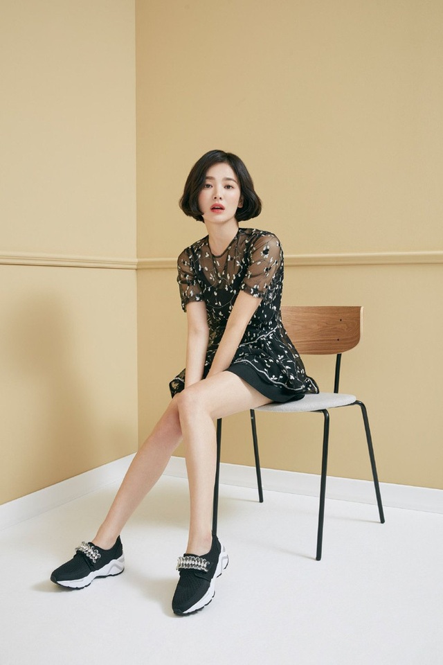 Phớt lờ tin đồn ly hôn, Song Hye Kyo “đốn tim” cư dân mạng với loạt ảnh đẹp lung linh - 5 Phớt lờ tin đồn ly hôn, Song Hye Kyo “đốn tim” cư dân mạng với loạt ảnh đẹp lung linh - 5