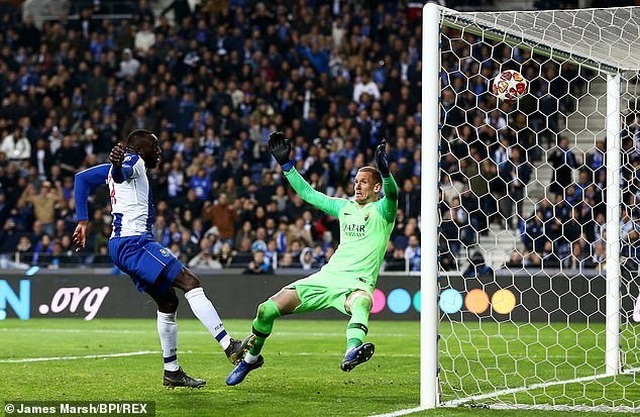 Công nghệ VAR đưa Porto vào tứ kết Champions League đầy nghẹt thở - Ảnh minh hoạ 5
