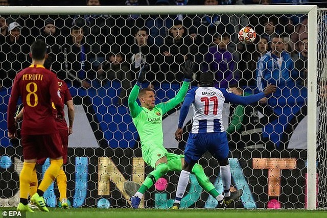 Công nghệ VAR đưa Porto vào tứ kết Champions League đầy nghẹt thở