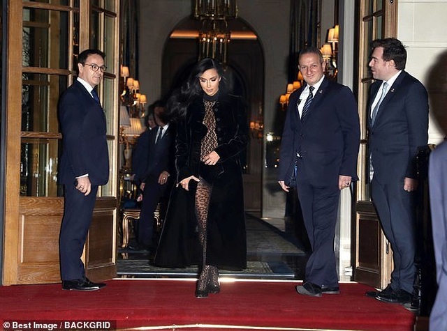 Thêm một bộ đồ hở choáng váng của Kim Kardashian - 1 Thêm một bộ đồ hở choáng váng của Kim Kardashian - 1