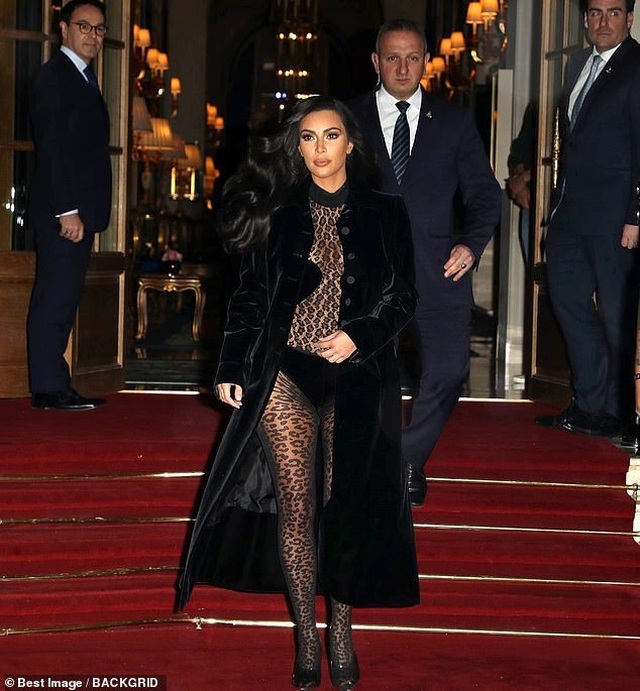 Thêm một bộ đồ hở choáng váng của Kim Kardashian - 4 Thêm một bộ đồ hở choáng váng của Kim Kardashian - 4