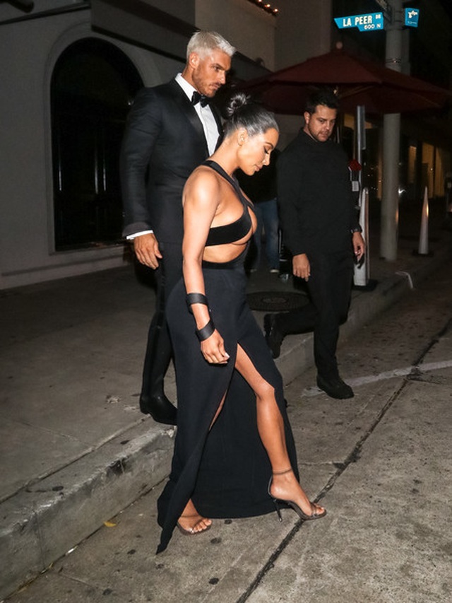 Thêm một bộ đồ hở choáng váng của Kim Kardashian - 6 Thêm một bộ đồ hở choáng váng của Kim Kardashian - 6