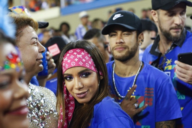 Neymar được các bóng hồng vây quanh trong lễ hội hóa trang Carnival - 1 Neymar được các bóng hồng vây quanh trong lễ hội hóa trang Carnival - 1