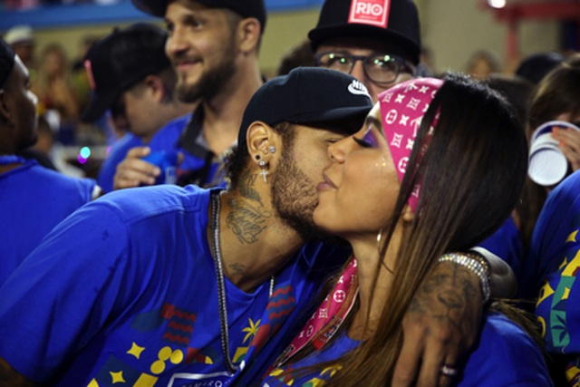 Neymar được các bóng hồng vây quanh trong lễ hội hóa trang Carnival - 2 Neymar được các bóng hồng vây quanh trong lễ hội hóa trang Carnival - 2