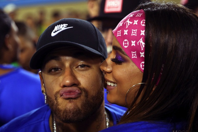 Neymar được các bóng hồng vây quanh trong lễ hội hóa trang Carnival - 3 Neymar được các bóng hồng vây quanh trong lễ hội hóa trang Carnival - 3