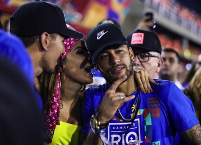 Neymar được các bóng hồng vây quanh trong lễ hội hóa trang Carnival - 4 Neymar được các bóng hồng vây quanh trong lễ hội hóa trang Carnival - 4