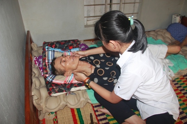 Cha bỗng dưng đột quỵ, cả gia đình lâm cảnh đường cùng - 3 Cha bỗng dưng đột quỵ, cả gia đình lâm cảnh đường cùng - 3