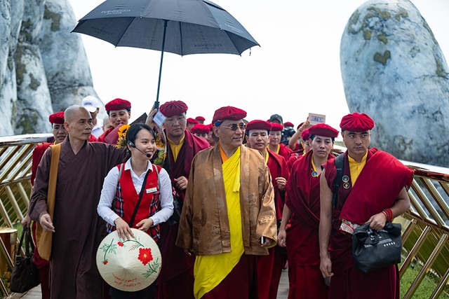 Pháp Vương Gyalwang Drukpa thăm cầu Vàng tại Bà Nà Hills - 2 Pháp Vương Gyalwang Drukpa thăm cầu Vàng tại Bà Nà Hills - 2