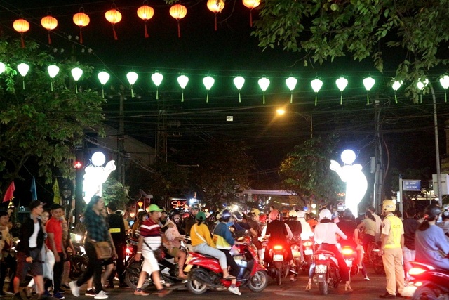 Du khách tham quan Hội An 8/3 Du khách tham quan Hội An 8/3