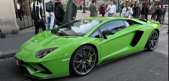 Candace-Swanepoel-Lamborghini-Aventador-via-wikimedia.org_.jpg