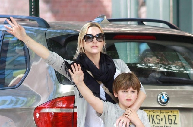 Kate-Winslet-Joe-Mendes-Walking-Through-NYC.jpg