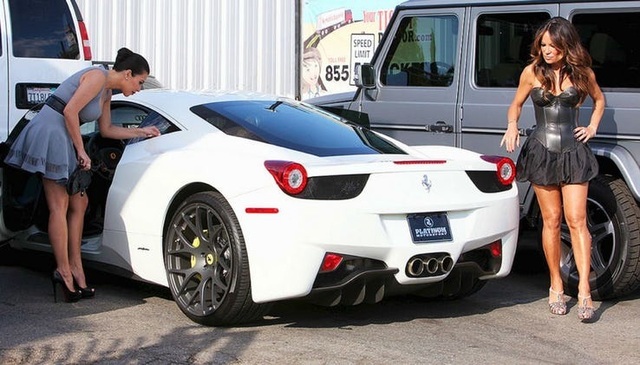 Kim-Kardashian-Ferrari-458-Italia-via-flickr.com_.jpg