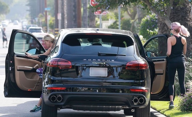 Reese-Witherspoon-Porsche-Cayenne-via-celebmafia.com_.jpg