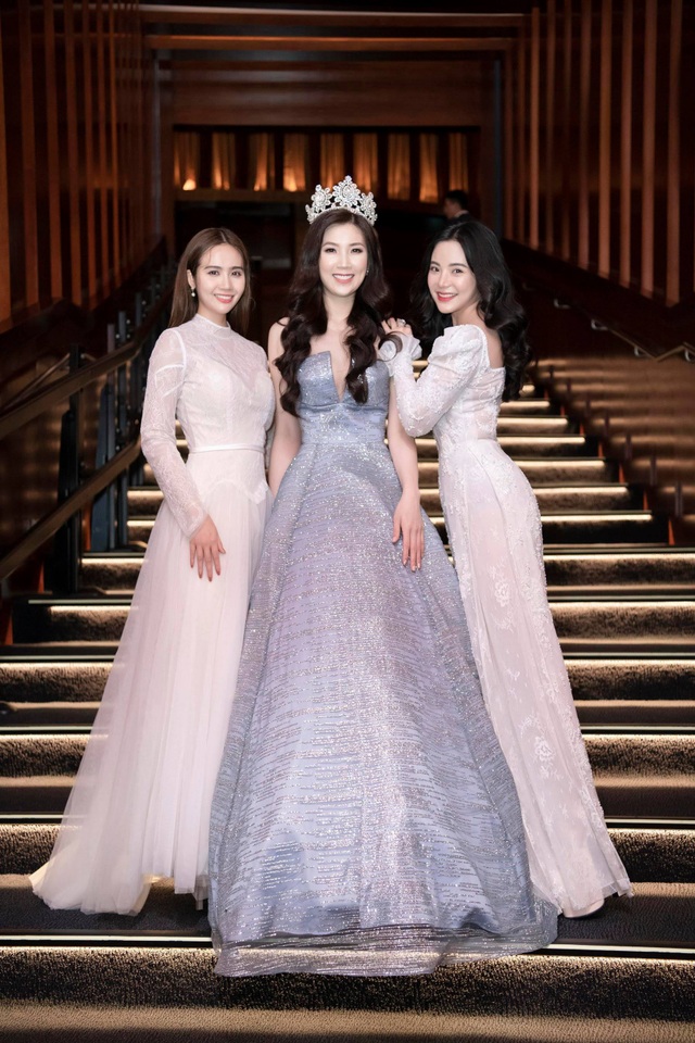 NSƯT Chiều Xuân, NSND Hoàng Dũng chúc mừng Hoa hậu Thuỳ Linh ngày trao lại vương miện - 1 NSƯT Chiều Xuân, NSND Hoàng Dũng chúc mừng Hoa hậu Thuỳ Linh ngày trao lại vương miện - 1