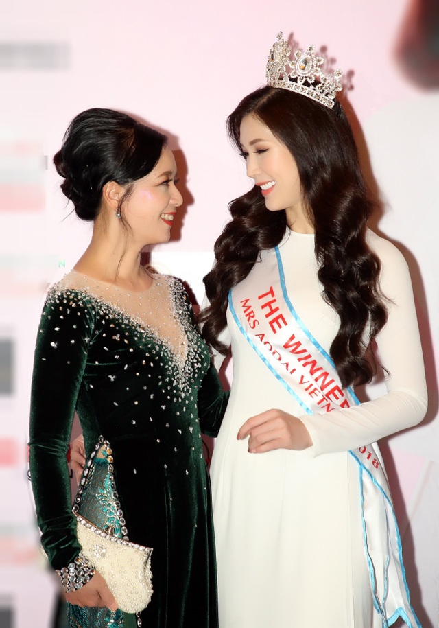 NSƯT Chiều Xuân, NSND Hoàng Dũng chúc mừng Hoa hậu Thuỳ Linh ngày trao lại vương miện - 8 NSƯT Chiều Xuân, NSND Hoàng Dũng chúc mừng Hoa hậu Thuỳ Linh ngày trao lại vương miện - 8