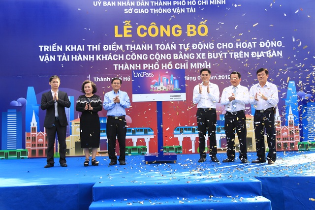 Lễ công bố Triển khai thí điểm thanh toán tự động cho hoạt động vận tải hành khách công cộng bằng xe buýt trên địa bàn Tp. Hồ Chí Minh.JPG Lễ công bố Triển khai thí điểm thanh toán tự động cho hoạt động vận tải hành khách công cộng bằng xe buýt trên địa bàn Tp. Hồ Chí Minh.JPG