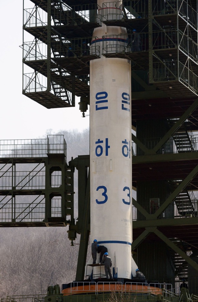 Giải mã nghi vấn phóng tên lửa quân sự hay vệ tinh dân sự của Triều Tiên
