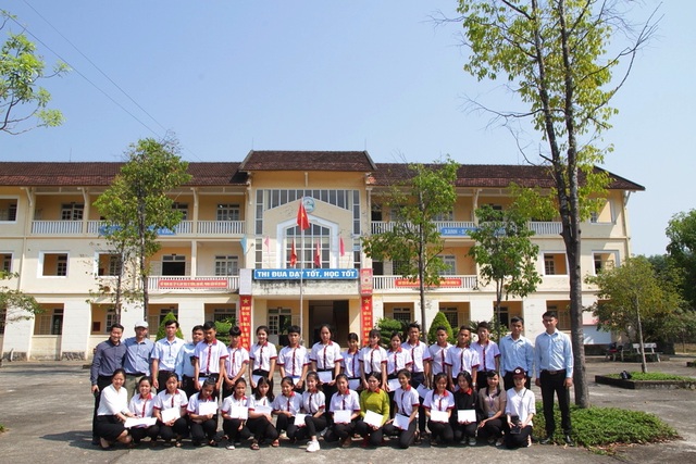 Trao hoc bong Grobest Hue 1.JPG Trao hoc bong Grobest Hue 1.JPG