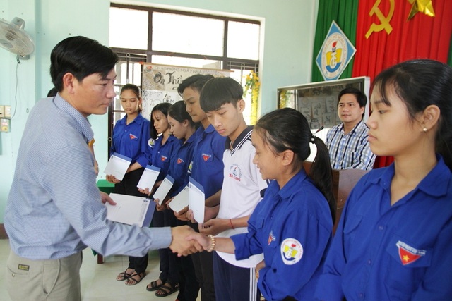Trao hoc bong Grobest Hue 10.JPG Trao hoc bong Grobest Hue 10.JPG