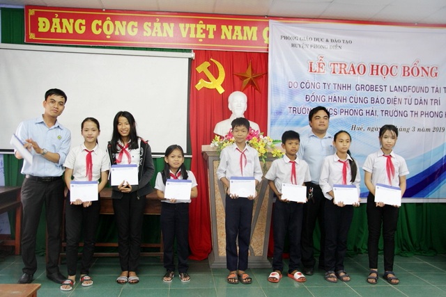 Trao hoc bong Grobest Hue 13.JPG Trao hoc bong Grobest Hue 13.JPG