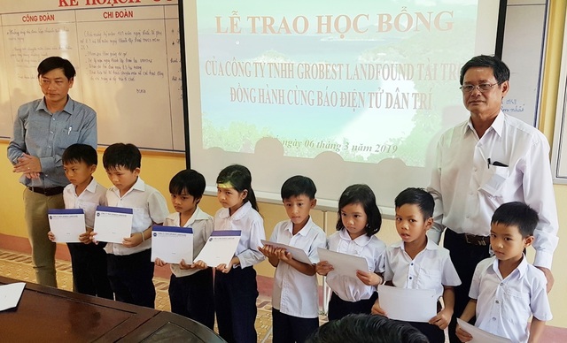 Trao hoc bong Grobest Hue 14.jpg Trao hoc bong Grobest Hue 14.jpg