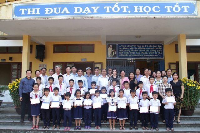 Trao hoc bong Grobest Hue 5.JPG Trao hoc bong Grobest Hue 5.JPG