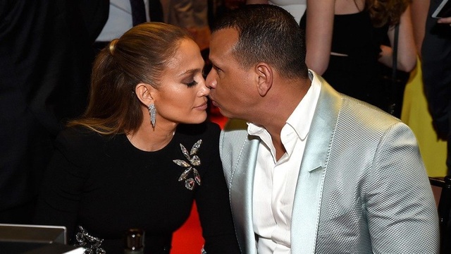 Jennifer Lopez đính hôn với bạn trai kém 6 tuổi - 1 Jennifer Lopez đính hôn với bạn trai kém 6 tuổi - 1