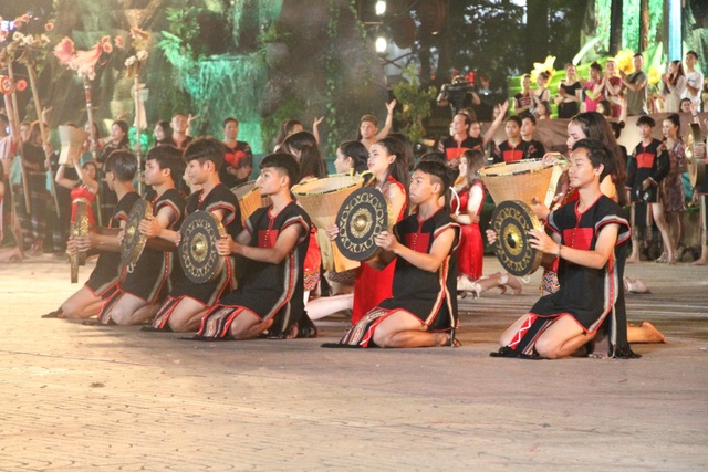 Khai mạc lễ hội cà phê Buôn Ma Thuột ấn tượng, đầy sắc màu - 2 Khai mạc lễ hội cà phê Buôn Ma Thuột ấn tượng, đầy sắc màu - 2