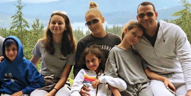 Jennifer Lopez đính hôn với bạn trai kém 6 tuổi - 6 Jennifer Lopez đính hôn với bạn trai kém 6 tuổi - 6