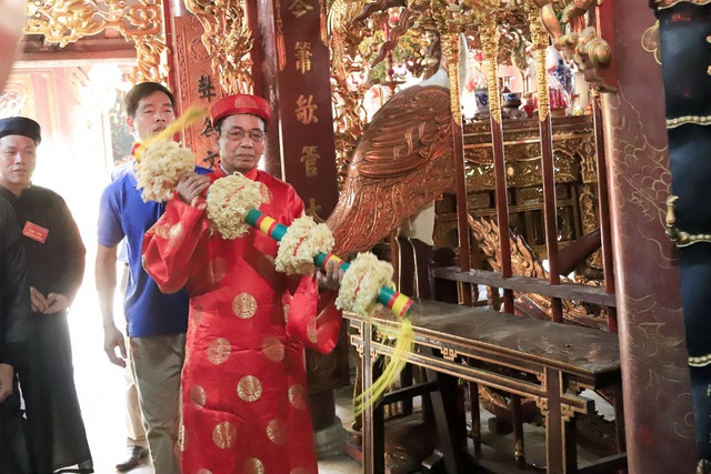 Thanh niên ẩu đả giành cây bông ở hội làng ngoại thành Hà Nội - 3 Thanh niên ẩu đả giành cây bông ở hội làng ngoại thành Hà Nội - 3